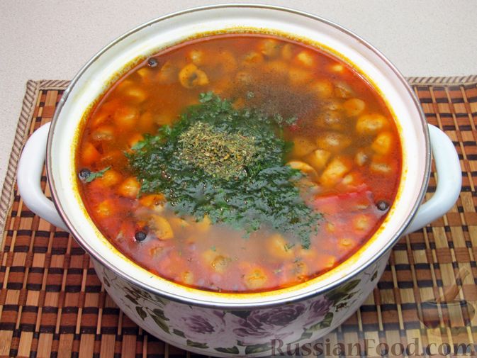 Фото приготовления рецепта: Грибной суп с вермишелью и томатным соком - шаг №16