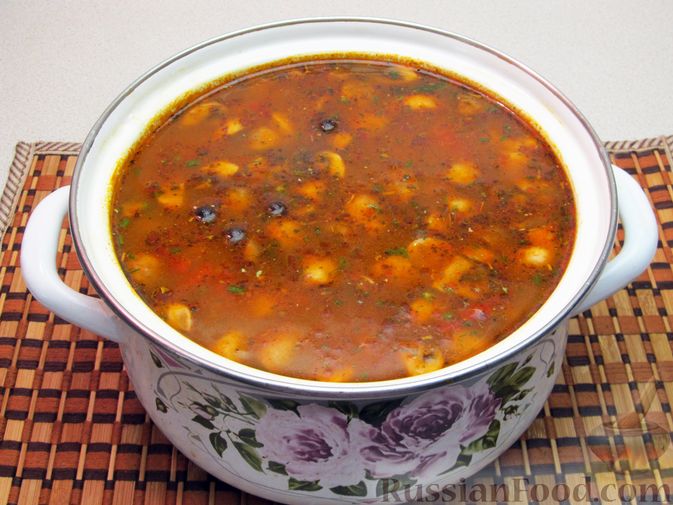 Фото приготовления рецепта: Грибной суп с вермишелью и томатным соком - шаг №17
