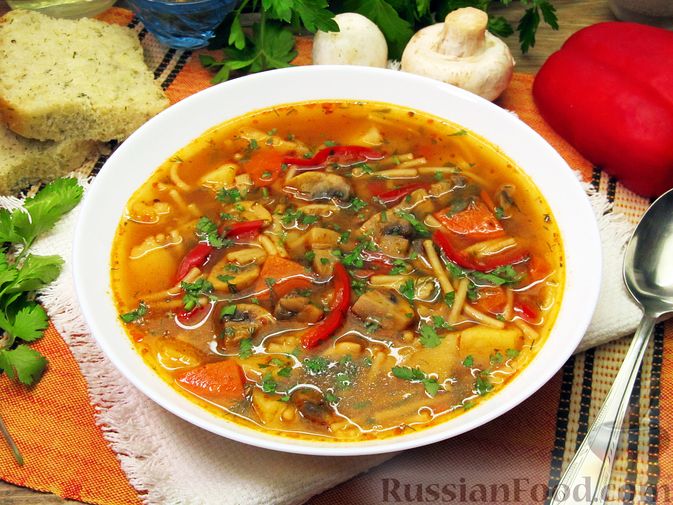 Фото приготовления рецепта: Грибной суп с вермишелью и томатным соком - шаг №18