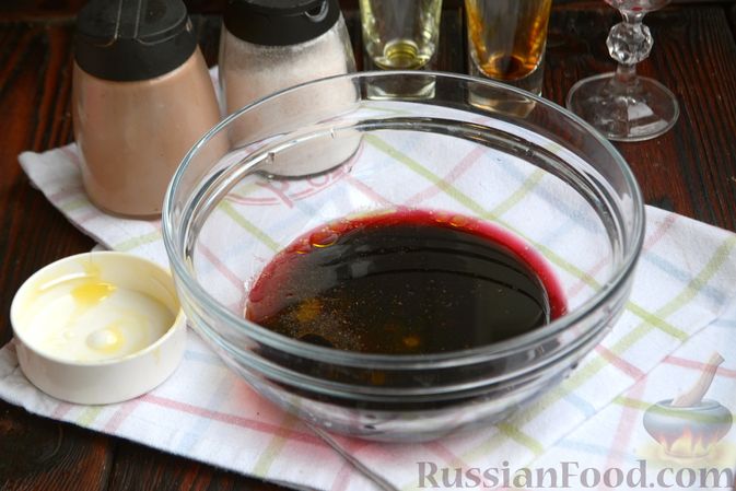 Фото приготовления рецепта: Бифштекс в маринаде с соевым соусом, чесноком и мёдом - шаг №3