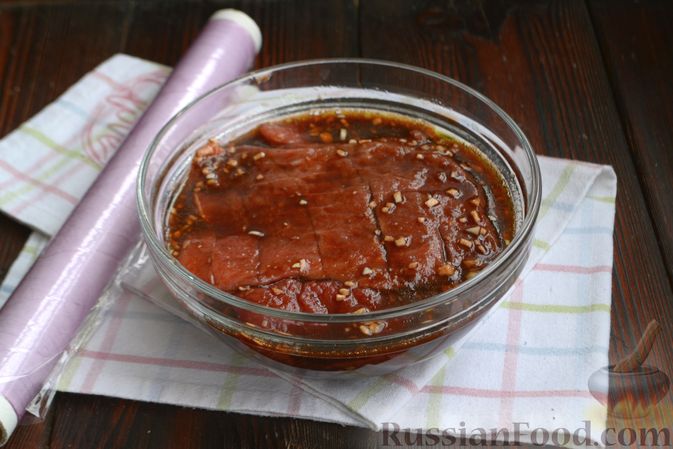 Фото приготовления рецепта: Бифштекс в маринаде с соевым соусом, чесноком и мёдом - шаг №4