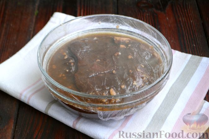 Фото приготовления рецепта: Бифштекс в маринаде с соевым соусом, чесноком и мёдом - шаг №5