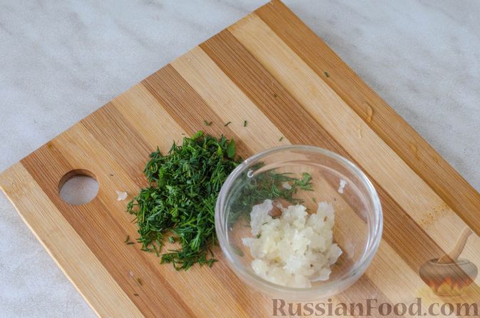 Фото приготовления рецепта: Щи с копченой колбасой и сосисками - шаг №17
