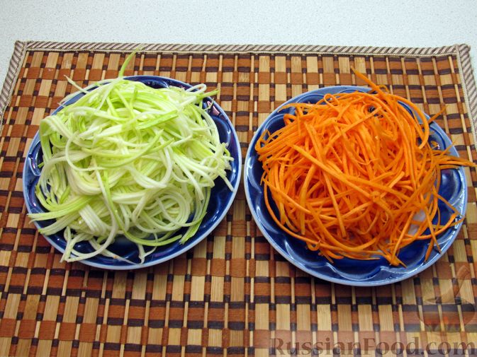 Фото приготовления рецепта: Салат из моркови и кабачков по-корейски - шаг №2