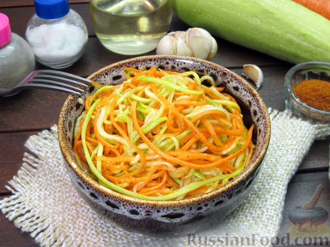 Фото к рецепту: Салат из моркови и кабачков по-корейски