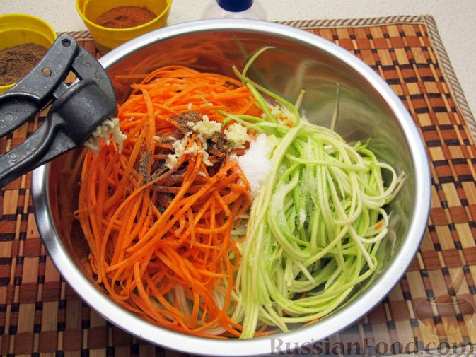 Фото приготовления рецепта: Салат из моркови и кабачков по-корейски - шаг №5