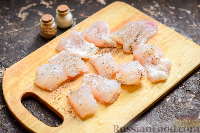 Фото приготовления рецепта: Рыба, запечённая с грибами, луком и кукурузой - шаг №4