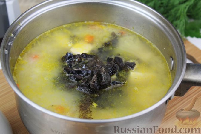 Фото приготовления рецепта: Фасолевый суп с курицей и черносливом - шаг №18