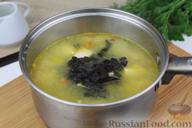Фото приготовления рецепта: Фасолевый суп с курицей и черносливом - шаг №16