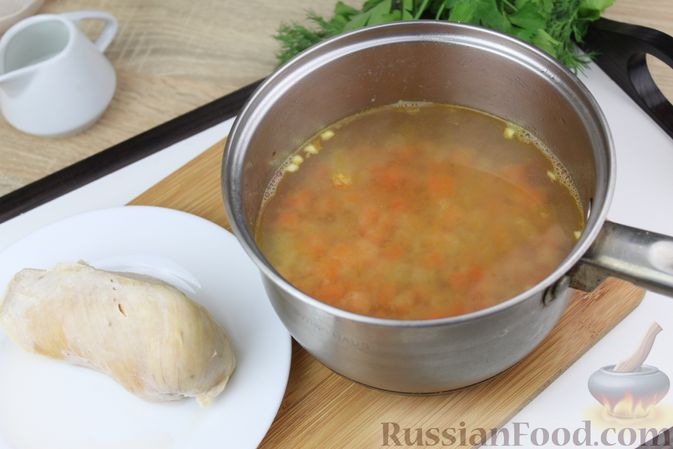 Фото приготовления рецепта: Фасолевый суп с курицей и черносливом - шаг №10