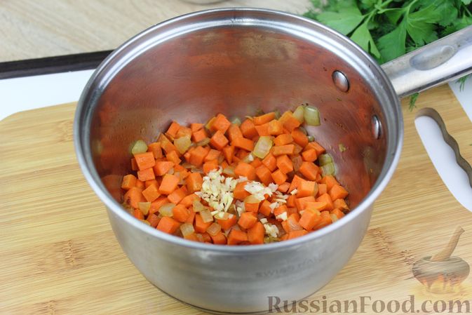 Фото приготовления рецепта: Фасолевый суп с курицей и черносливом - шаг №7