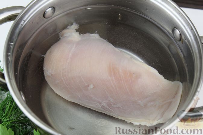 Фото приготовления рецепта: Фасолевый суп с курицей и черносливом - шаг №2