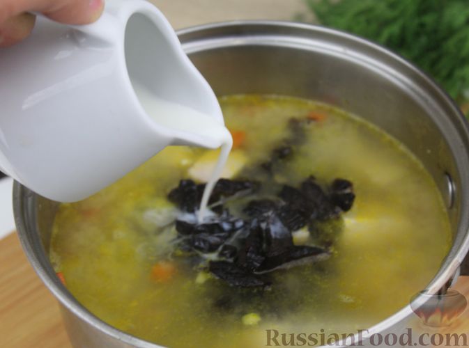 Фото приготовления рецепта: Фасолевый суп с курицей и черносливом - шаг №17