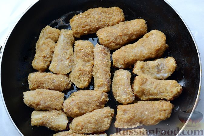 Фото приготовления рецепта: Рыбные палочки в панировочных сухарях и льезоне с соевым соусом - шаг №5
