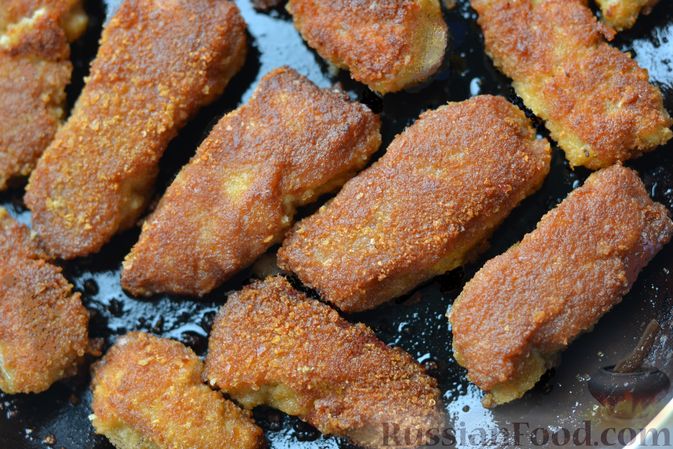 Фото приготовления рецепта: Рыбные палочки в панировочных сухарях и льезоне с соевым соусом - шаг №6