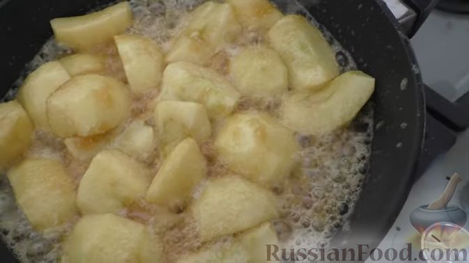 Фото приготовления рецепта: Дрожжевой пирог-перевёртыш с яблоками в карамели - шаг №7