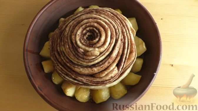Фото приготовления рецепта: Дрожжевой пирог-перевёртыш с яблоками в карамели - шаг №14
