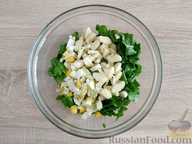 Фото приготовления рецепта: Салат из шпината с яйцами и сыром сулугуни - шаг №6