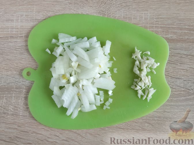 Фото приготовления рецепта: Жареный шпинат с сулугуни - шаг №6