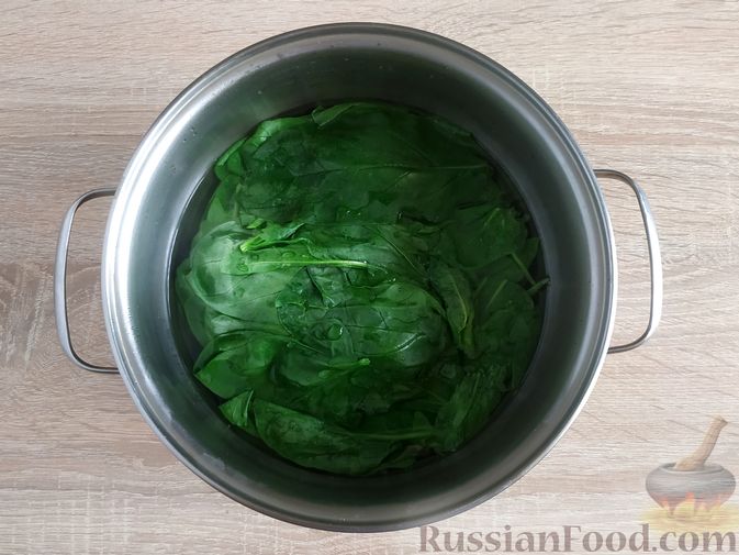 Фото приготовления рецепта: Жареный шпинат с сулугуни - шаг №3