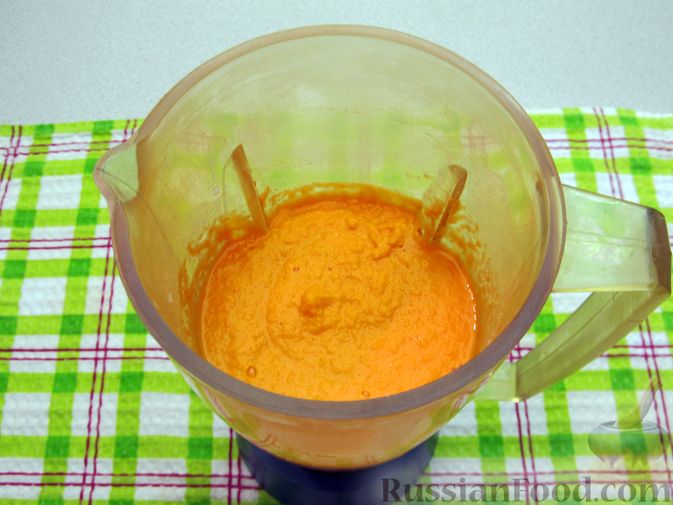 Фото приготовления рецепта: Морковно-банановый смузи с кефиром и яблочным соком - шаг №4