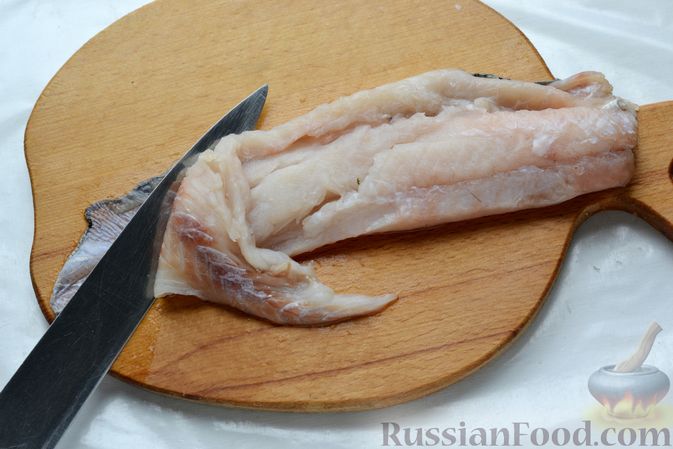 Фото приготовления рецепта: Рыбные котлеты с луком, морковью и петрушкой - шаг №3