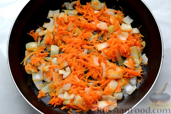 Фото приготовления рецепта: Рыбные котлеты с луком, морковью и петрушкой - шаг №7