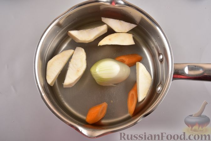 Фото приготовления рецепта: Гречневый суп с фрикадельками и овощами - шаг №2