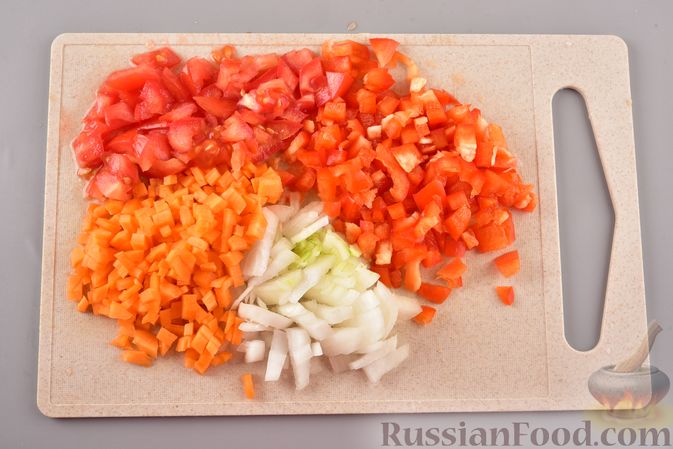Фото приготовления рецепта: Гречневый суп с фрикадельками и овощами - шаг №5