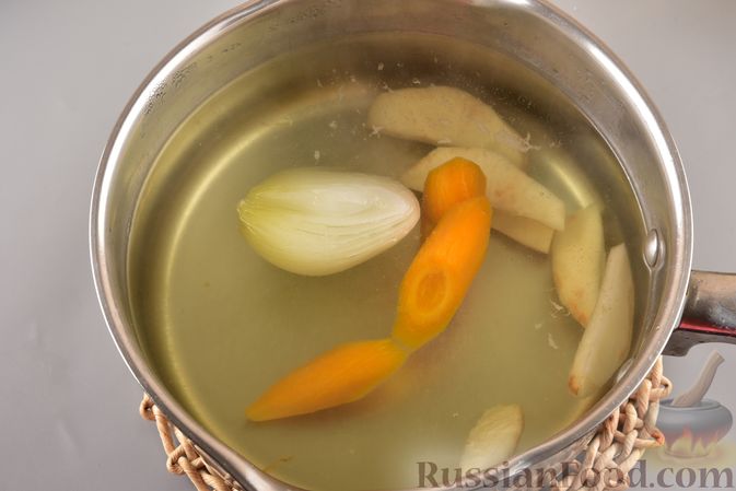 Фото приготовления рецепта: Гречневый суп с фрикадельками и овощами - шаг №7