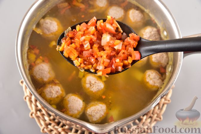 Фото приготовления рецепта: Гречневый суп с фрикадельками и овощами - шаг №12
