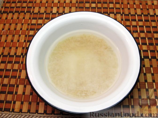 Фото приготовления рецепта: Суп с рисом и фрикадельками - шаг №2