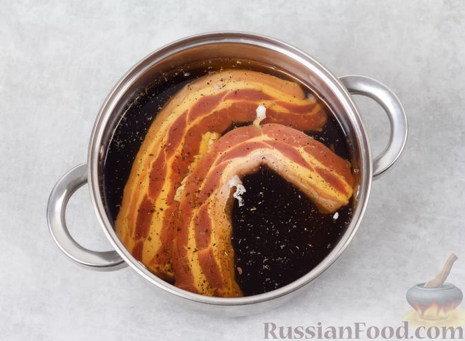 Фото приготовления рецепта: Свиная грудинка, запечённая в фольге, в медовой глазури - шаг №3