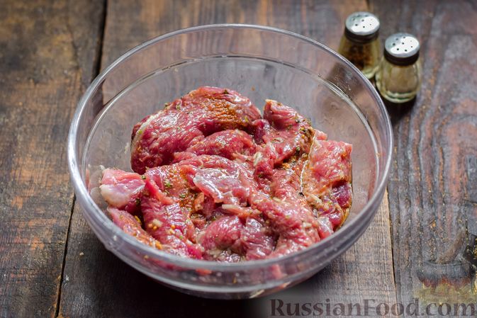 Фото приготовления рецепта: Рулетики из говядины, с оливками и сладким перцем, запечённые в томатном соусе - шаг №6