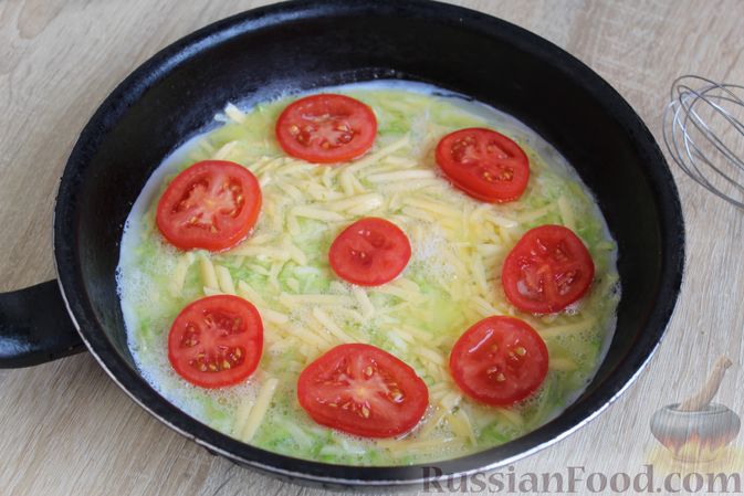 Фото приготовления рецепта: Двухслойный омлет с кабачками, помидорами и сыром - шаг №12