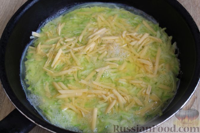 Фото приготовления рецепта: Двухслойный омлет с кабачками, помидорами и сыром - шаг №11