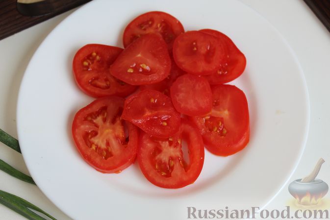 Фото приготовления рецепта: Двухслойный омлет с кабачками, помидорами и сыром - шаг №7