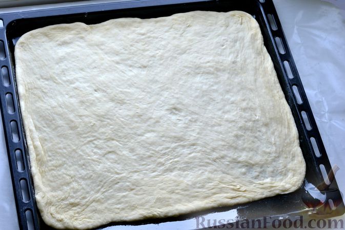 Фото приготовления рецепта: Открытый дрожжевой пирог с луком и беконом - шаг №19