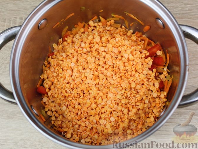 Фото приготовления рецепта: Чечевичный суп-пюре на рыбном бульоне, с рисом и сладким перцем - шаг №11