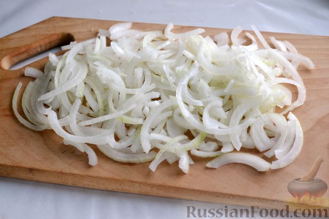 Фото приготовления рецепта: Минтай, запечённый с картофелем и луком, в сливках - шаг №4