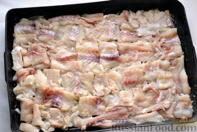 Фото приготовления рецепта: Минтай, запечённый с картофелем и луком, в сливках - шаг №8