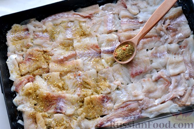 Фото приготовления рецепта: Минтай, запечённый с картофелем и луком, в сливках - шаг №9