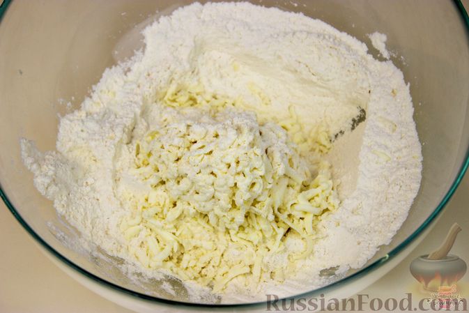 Фото приготовления рецепта: Пирог-ватрушка с творогом (из песочного теста) - шаг №2