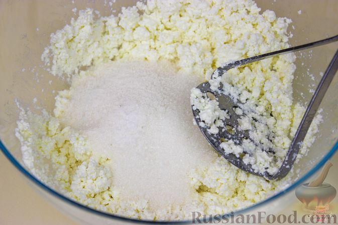 Фото приготовления рецепта: Пирог-ватрушка с творогом (из песочного теста) - шаг №6