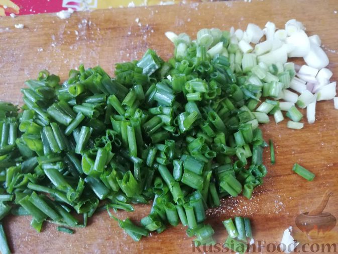Фото приготовления рецепта: Отварной картофель с творогом, зеленью и чесноком - шаг №8