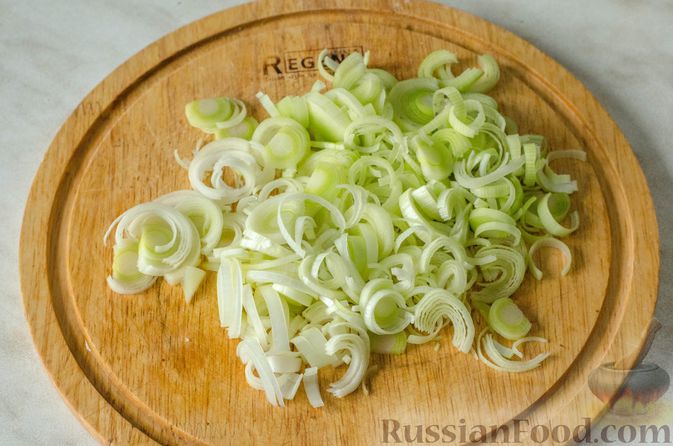 Фото приготовления рецепта: Щи из молодой капусты с луком-пореем - шаг №4