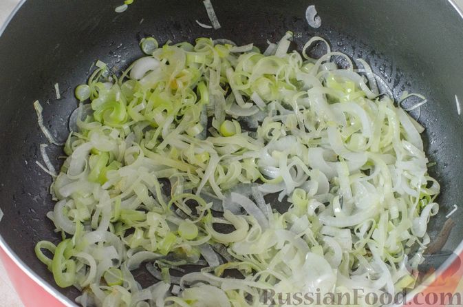 Фото приготовления рецепта: Щи из молодой капусты с луком-пореем - шаг №5