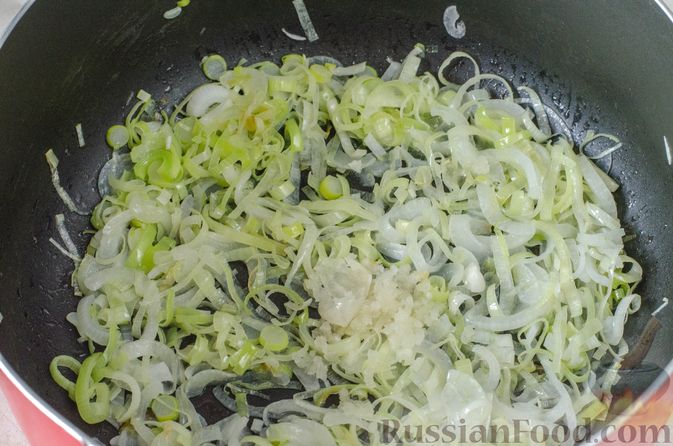 Фото приготовления рецепта: Щи из молодой капусты с луком-пореем - шаг №7