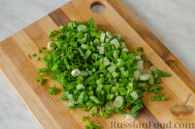 Фото приготовления рецепта: Щи из молодой капусты с луком-пореем - шаг №11