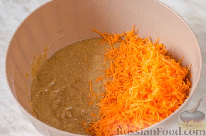 Фото приготовления рецепта: Пряные капкейки из моркови с мандариновой начинкой и сливочным кремом - шаг №15